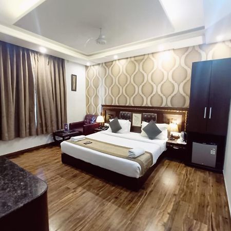 Hotel Waterfall Paschim Vihar Delhi Bagian luar foto