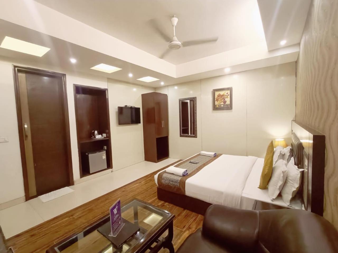Hotel Waterfall Paschim Vihar Delhi Bagian luar foto