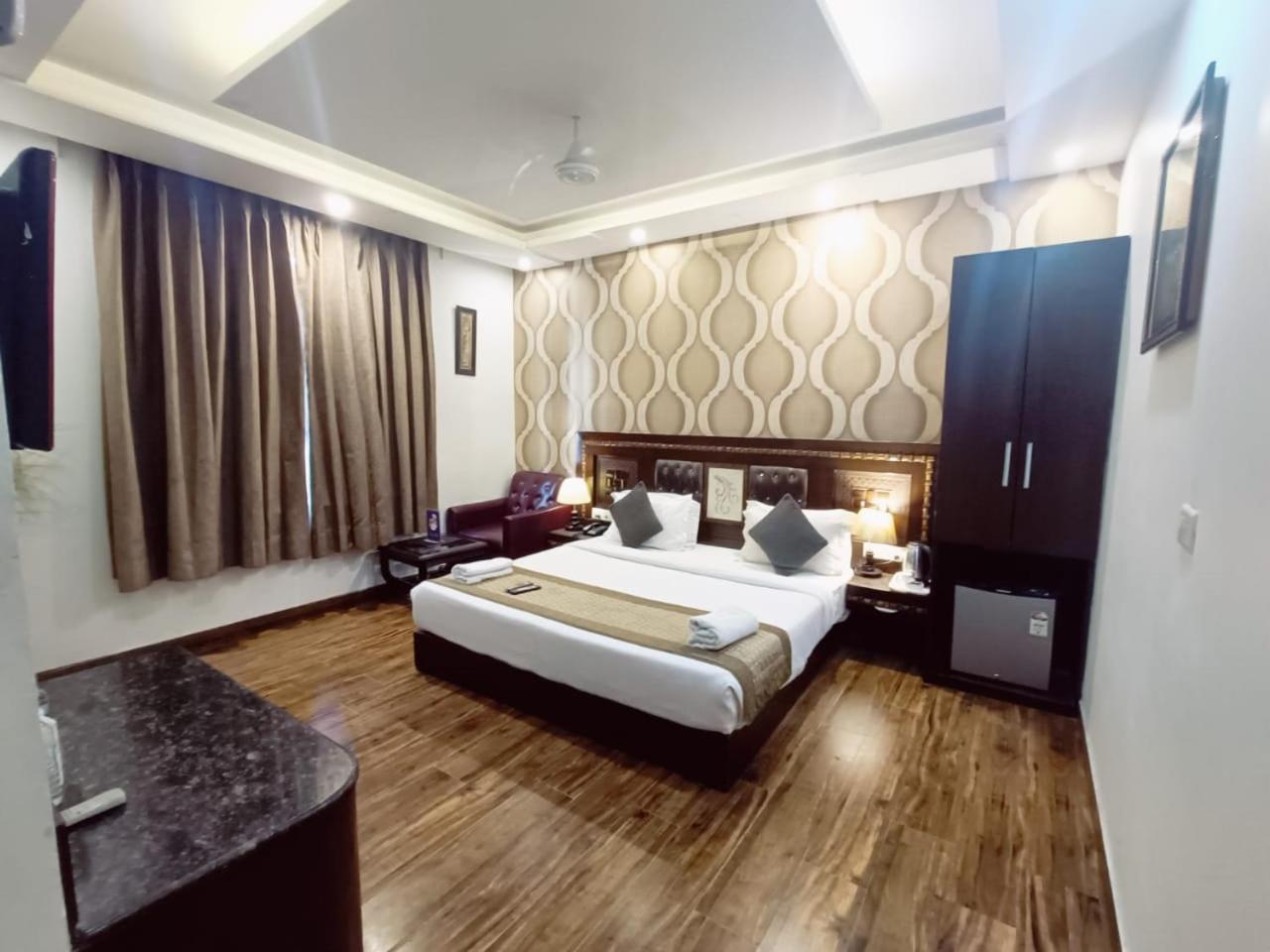 Hotel Waterfall Paschim Vihar Delhi Bagian luar foto