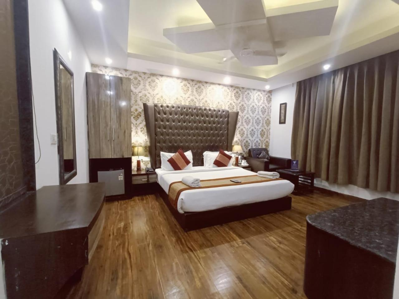 Hotel Waterfall Paschim Vihar Delhi Bagian luar foto