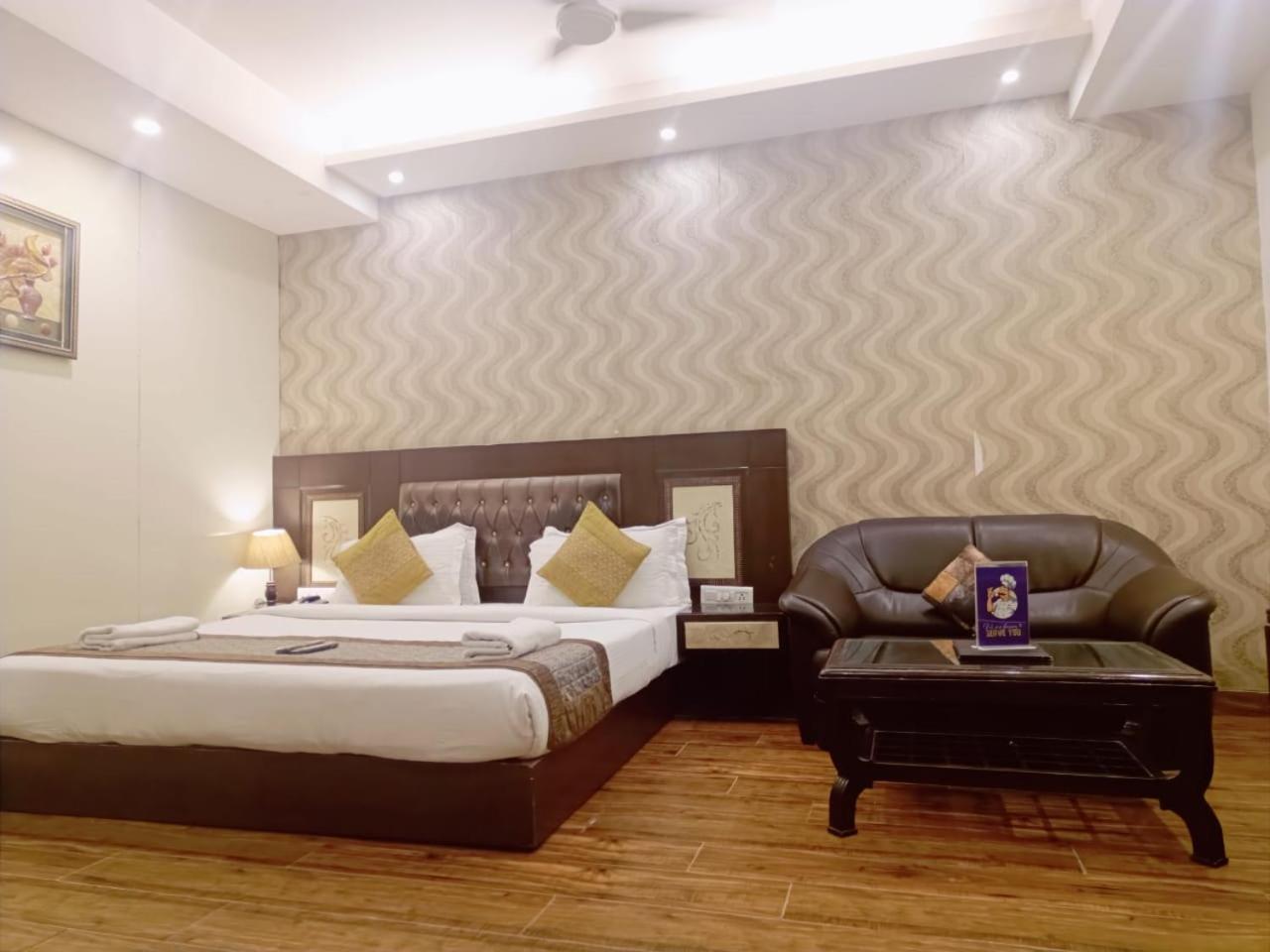 Hotel Waterfall Paschim Vihar Delhi Bagian luar foto