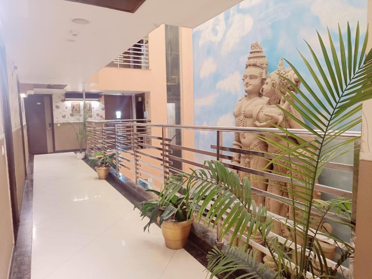 Hotel Waterfall Paschim Vihar Delhi Bagian luar foto