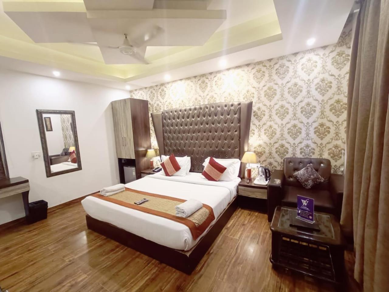 Hotel Waterfall Paschim Vihar Delhi Bagian luar foto