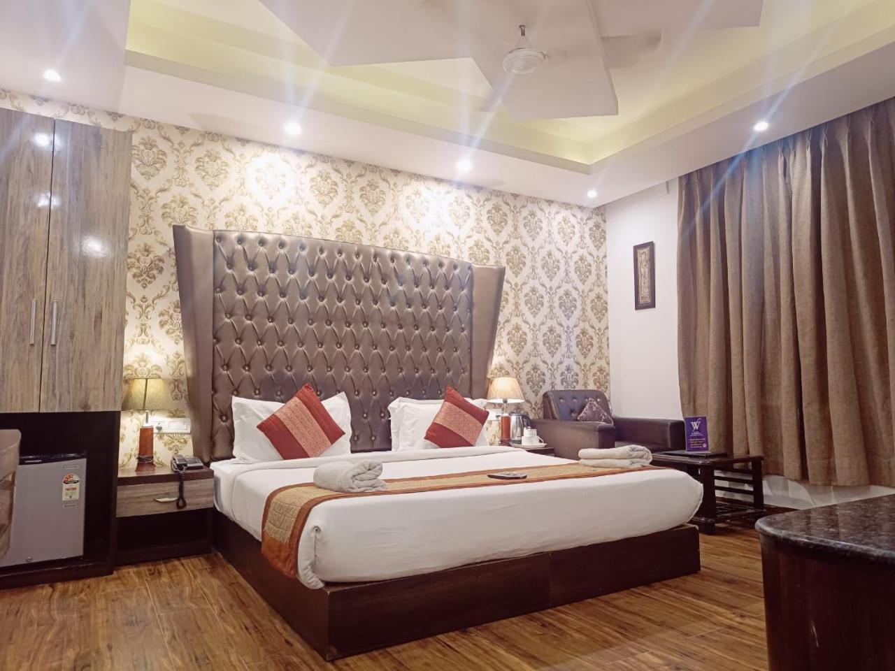 Hotel Waterfall Paschim Vihar Delhi Bagian luar foto