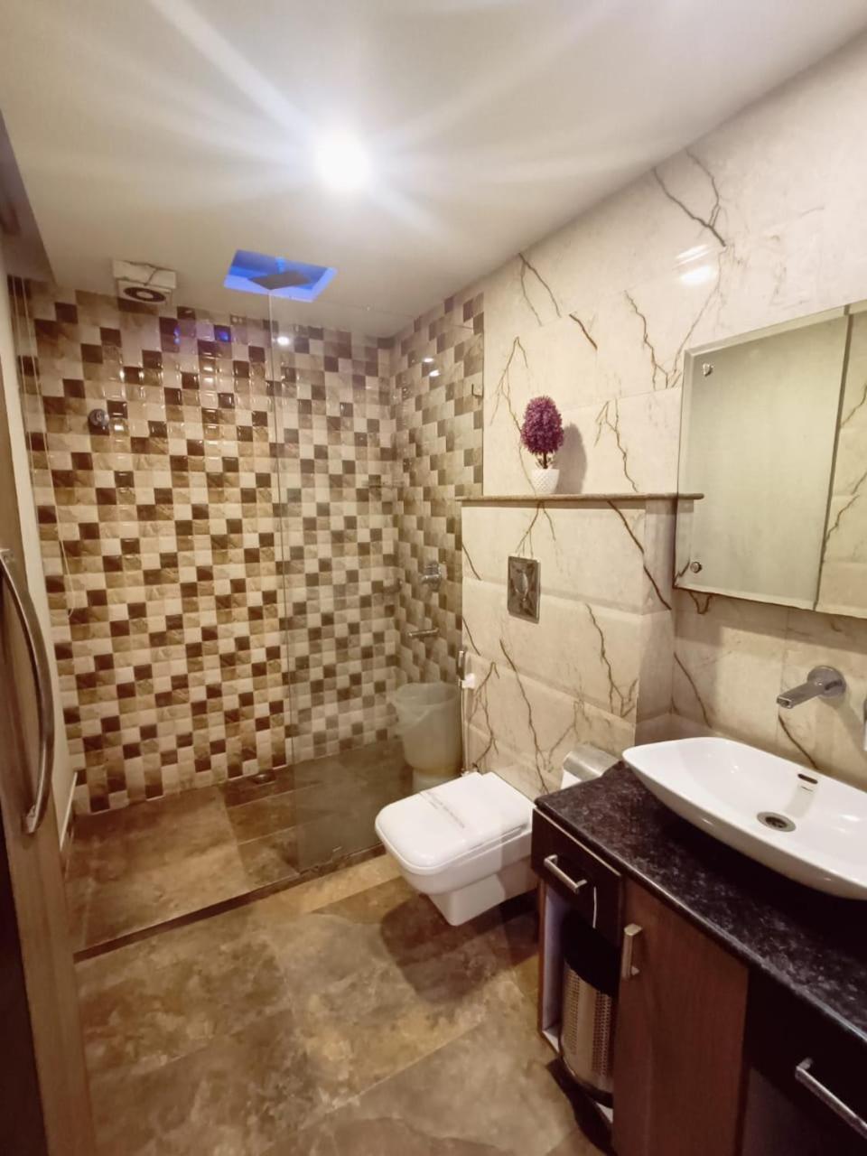Hotel Waterfall Paschim Vihar Delhi Bagian luar foto